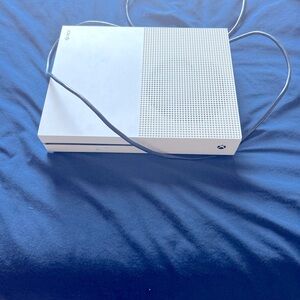 Xbox one s
(HDMI cable included)